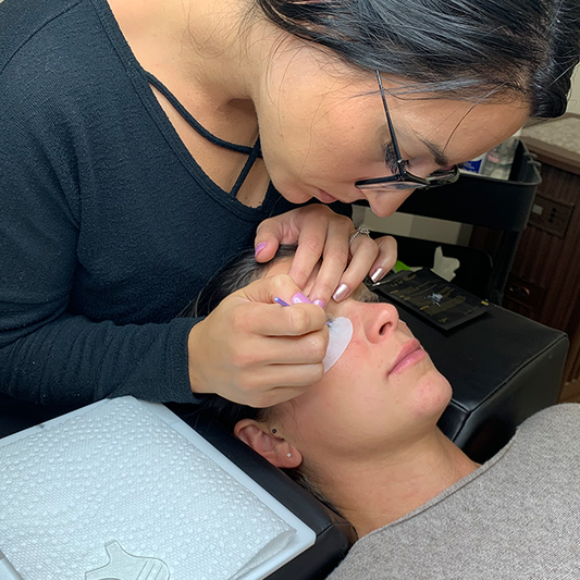 Cours de rehaussement et de teinture des cils